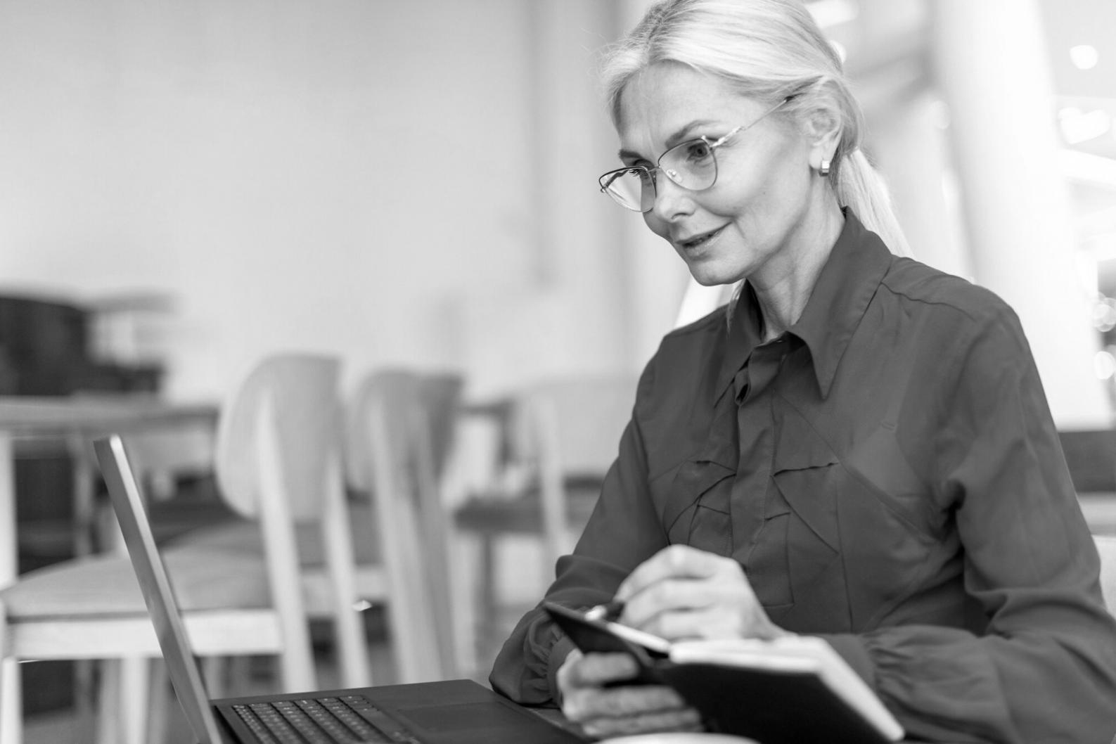 Menschen beim gemeinsamen Lernen über finanzielle Zusammenhänge