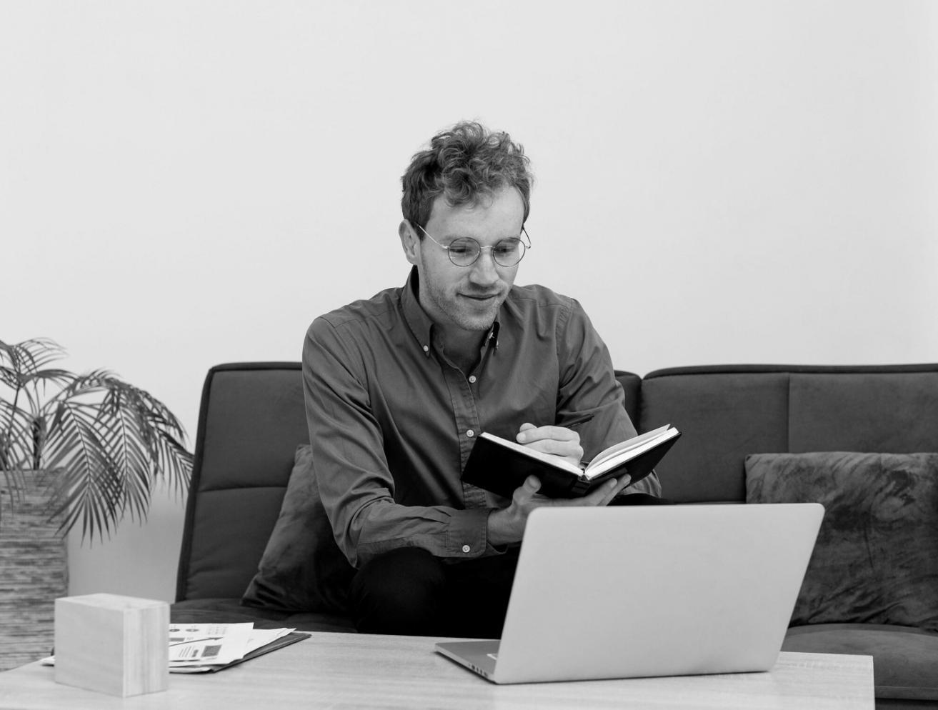 Gemeinsame Arbeit am Flipchart während Finanzplanungs-Session