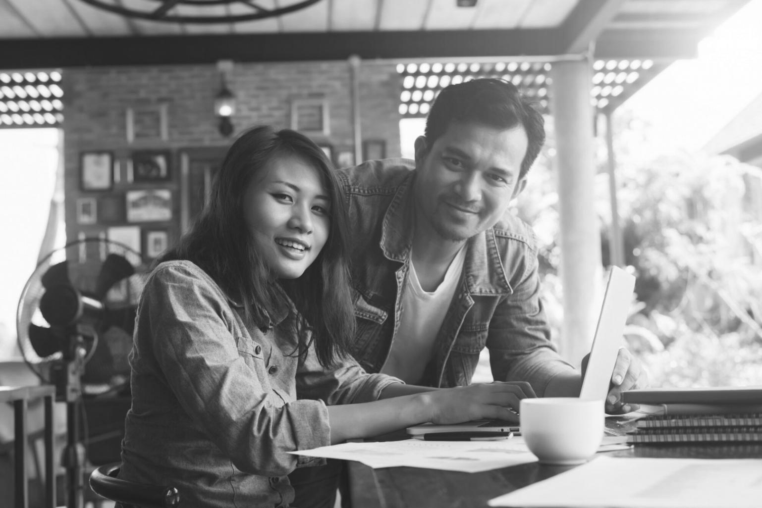 Finanzielle Planung und Budgetübersicht mit Notizbuch und Stift