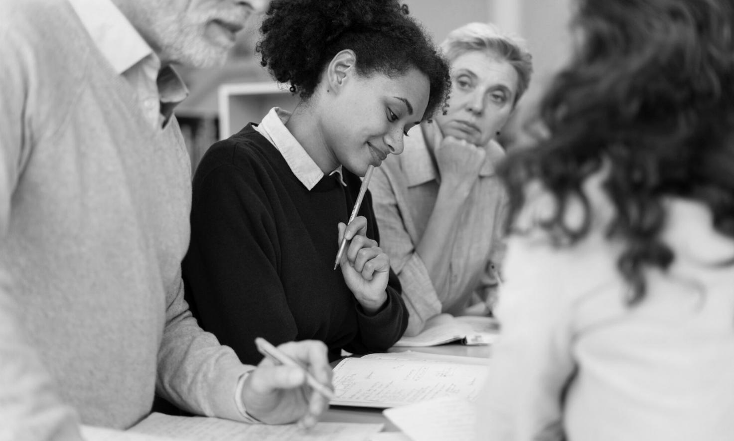 Frau arbeitet konzentriert an finanziellen Unterlagen und entwickelt gesunde Geldgewohnheiten