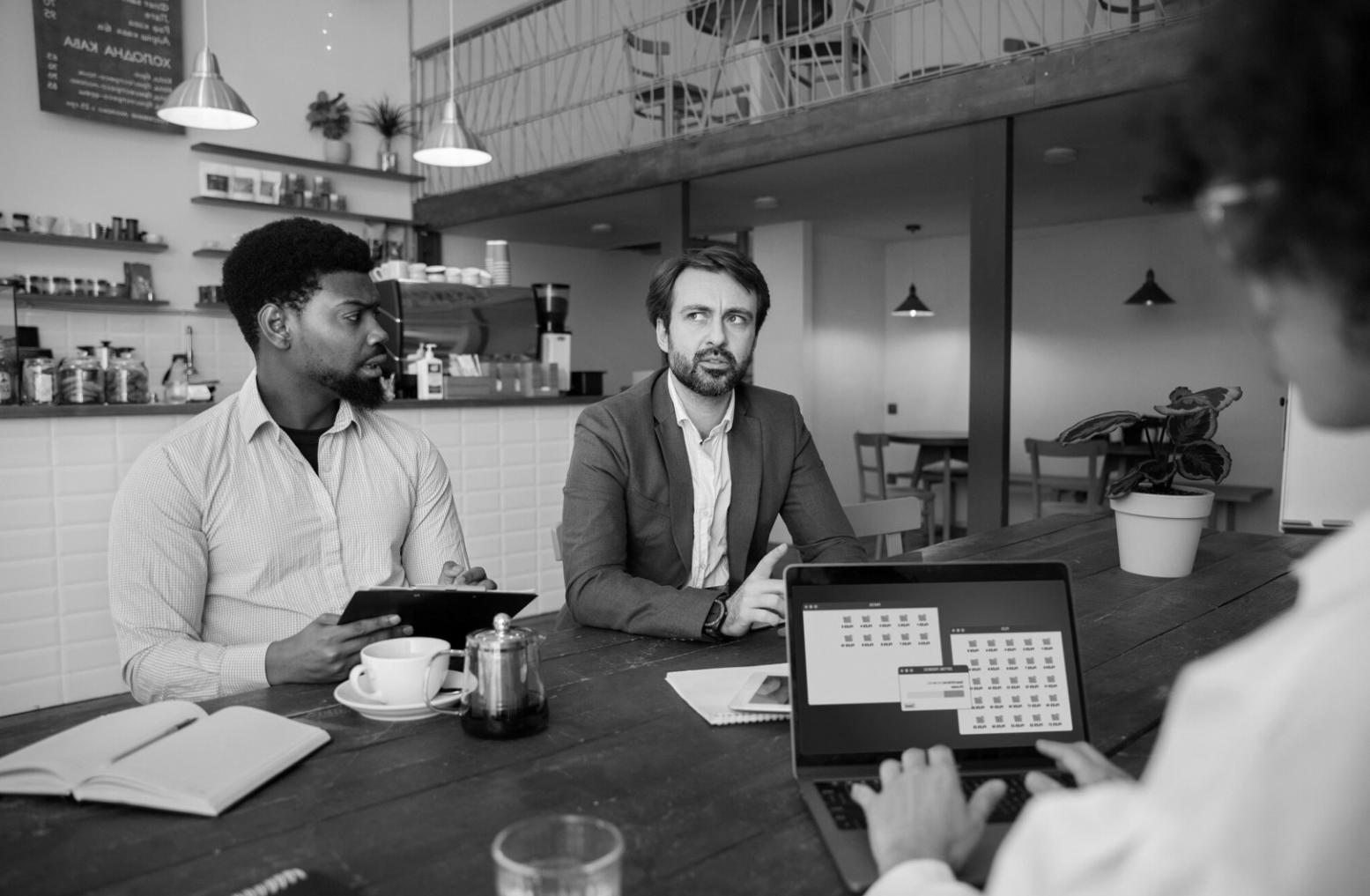 Detailaufnahme von Lernmaterialien und Notizen