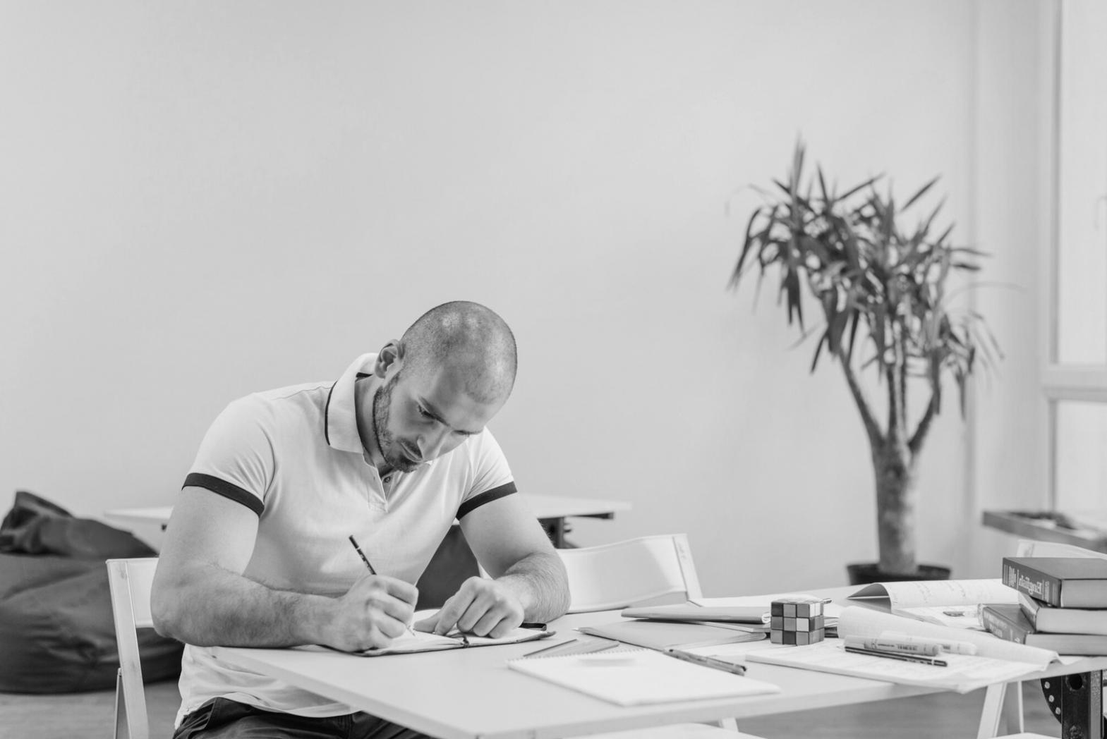 Arbeitsplatz mit Finanzplanungsunterlagen und Laptop in modernem Büro