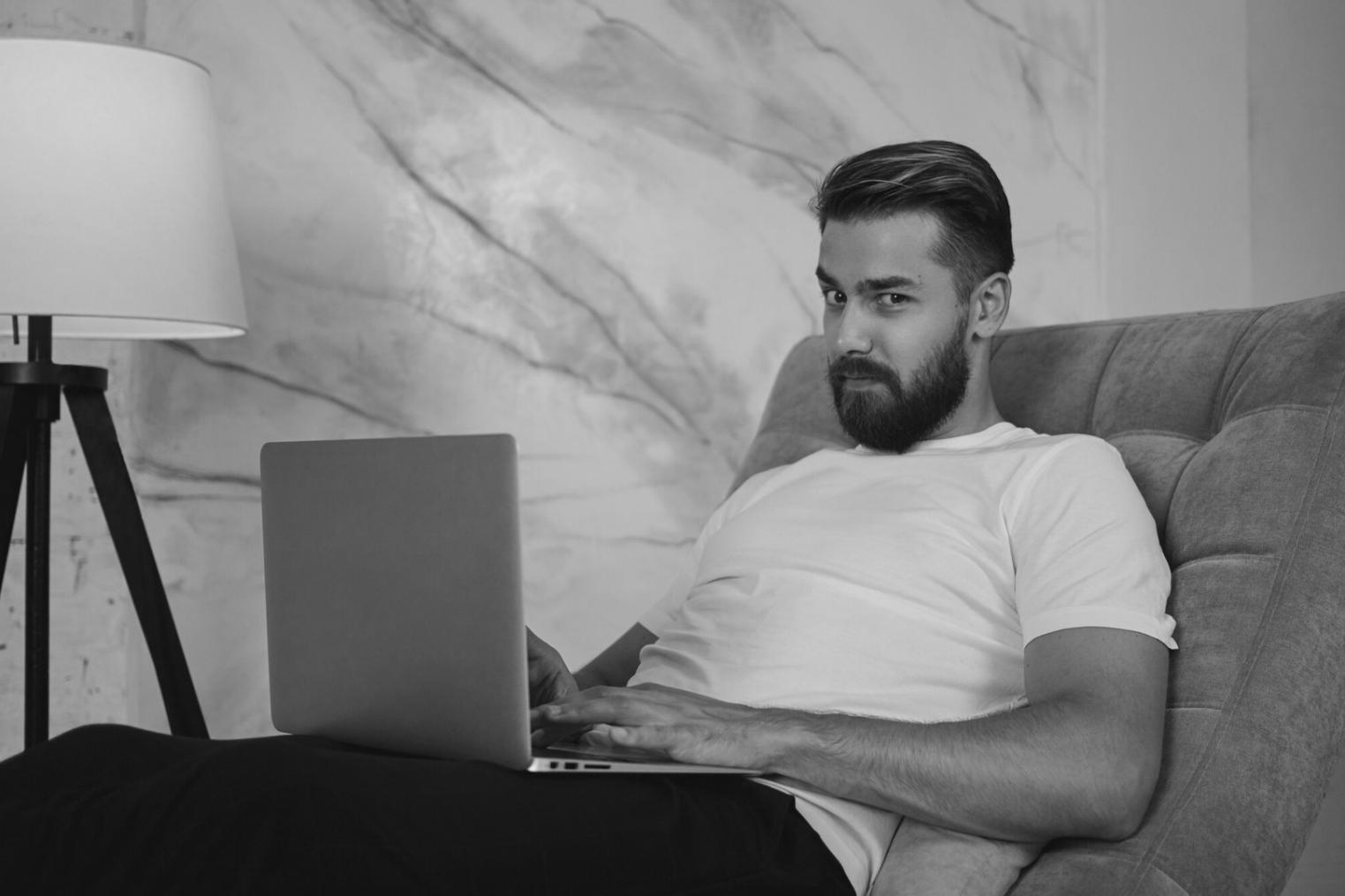 Teammeeting mit Finanzunterlagen und gemeinsamer Planung am Konferenztisch